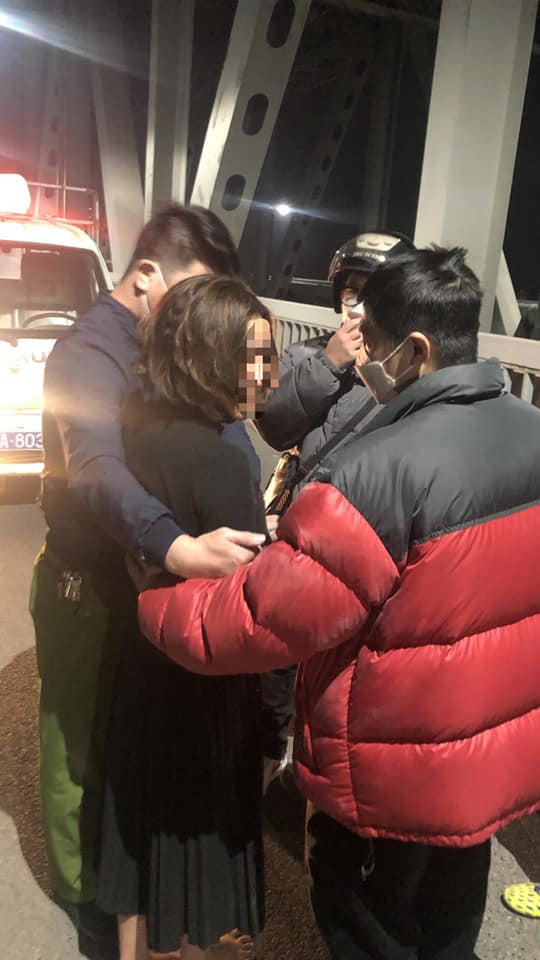 C&ocirc;ng an giải cứu th&agrave;nh c&ocirc;ng người phụ nữ c&oacute; &yacute; định tự tử