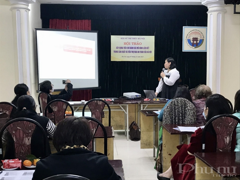 Đại biểu tham dự hội thảo nghe báo cáo chuyên đề  Đại biểu tham dự hội thảo nghe báo cáo chuyên đề