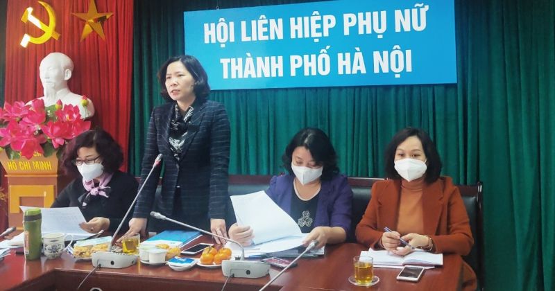 Đồng chí Lê Kim Anh, Chủ tịch Hội LHPN Hà Nội phát biểu tại hội nghị