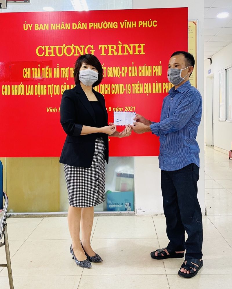 Đại diện UBND phường Vĩnh Phúc (quận Ba Đình) chi trả kinh phí hỗ trợ người dân gặp khó khăn do dịch Covid-19