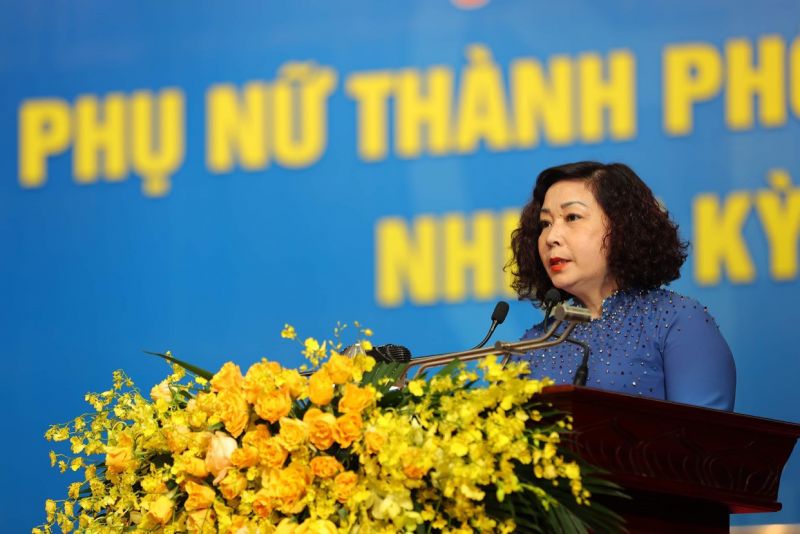 Đồng chí Lê Thị Thiên Hương, Phó Chủ tịch Hội LHPN Hà Nội báo cáo tổng hợp ý kiến đóng góp vào dự thảo Báo cáo chính trị Đại hội Đại biểu Phụ nữ toàn quốc lần thứ XIII và dự thảo Điều lệ Hội (sửa đổi)