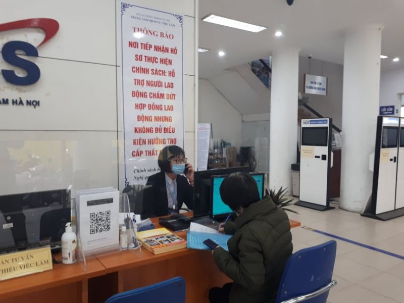 Lao động đến khai thông tin tìm kiếm việc làm tại Trung tâm Dịch vụ việc làm Hà Nội. Lao động đến khai thông tin tìm kiếm việc làm tại Trung tâm Dịch vụ việc làm Hà Nội.