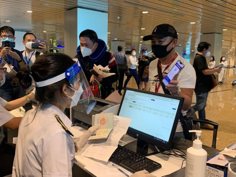 Bộ GTVT cũng kiến nghị Thủ tướng Ch&iacute;nh phủ xem x&eacute;t giao Bộ Y tế hướng dẫn v&agrave; c&ocirc;ng bố điều kiện, thời điểm thực hiện miễn c&aacute;ch ly đối với người nhập cảnh Việt Nam.