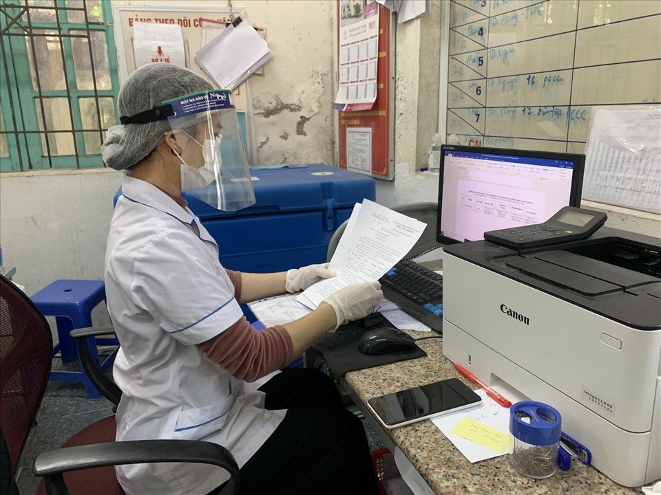 Cán bộ Trạm y tế phường Ngọc Thụy lập danh sách các trường hợp liên quan để test Covid-19 và rà soát điều kiện cách ly F1, điều trị FO tại nhà. Cán bộ Trạm y tế phường Ngọc Thụy lập danh sách các trường hợp liên quan để test Covid-19 và rà soát điều kiện cách ly F1, điều trị FO tại nhà.