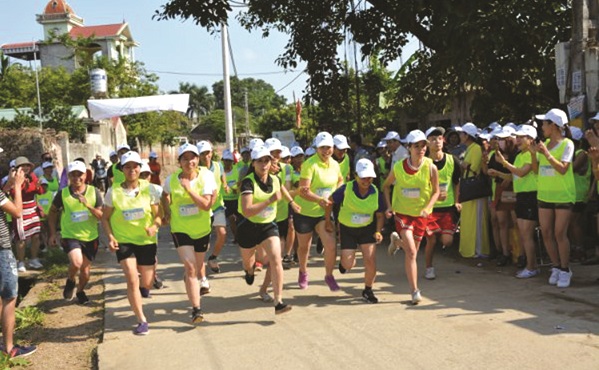 Cuộc thi Chạy vì người tôi yêu do chị Mùi tổ chức thu hút đông đảo người dân tham gia Cuộc thi Chạy vì người tôi yêu do chị Mùi tổ chức thu hút đông đảo người dân tham gia