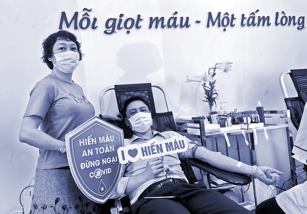 Gia đình con gái bà Kim Lan tham gia hiến máu nhân đạo