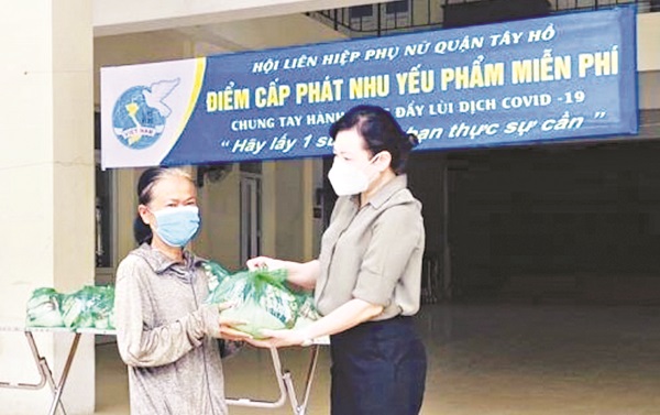 Hội LHPN quận Tây Hồ hỗ trợ nhu yếu phẩm cho những hoàn cảnh khó khăn bị ảnh hưởng bởi dịch Covid -19