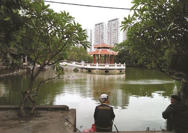 Hồ nước thơ mộngcó cây xanh và liễu rủ trước cửa đình thờ công chúa Lê Cúc Phương
