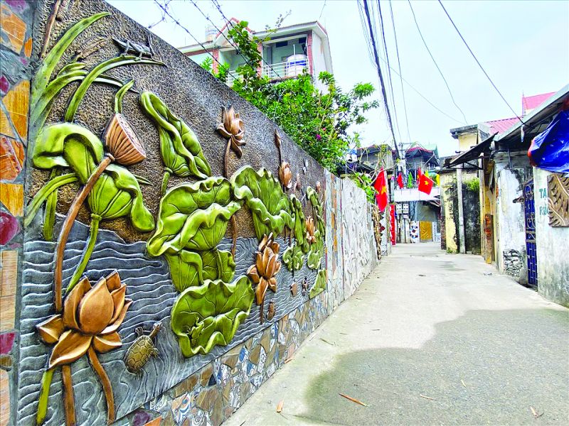 Con đường tranh ghép gốm, sứ của làng Liên Mạc (quận Bắc Từ Liêm)