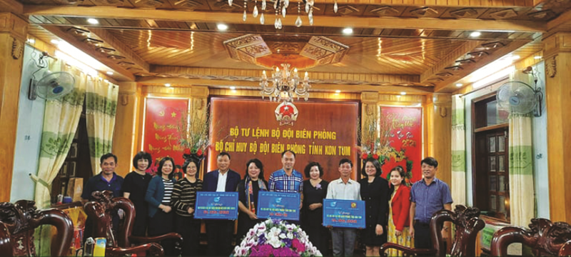 Đoàn công tác Hội LHPN Hà Nội đến thăm, tặng quà, chúc Tết Bộ Chỉ huyBộ đội biên phòng tỉnh Kon Tum năm 2021.