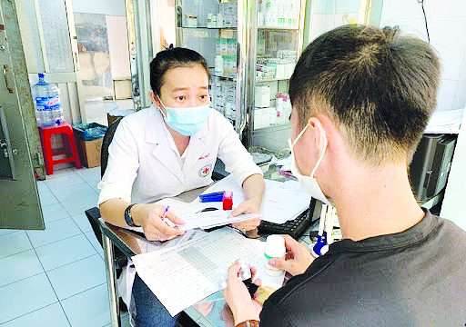 C&ocirc;ng t&aacute;c kh&aacute;m tư vấn, cấp thuốc điều trị cho người nhiễm HIV/AIDS bị gi&aacute;n đoạn trong đại dịch Covid-19 g&acirc;y ảnh hưởng đến hiệu quả điều trị.