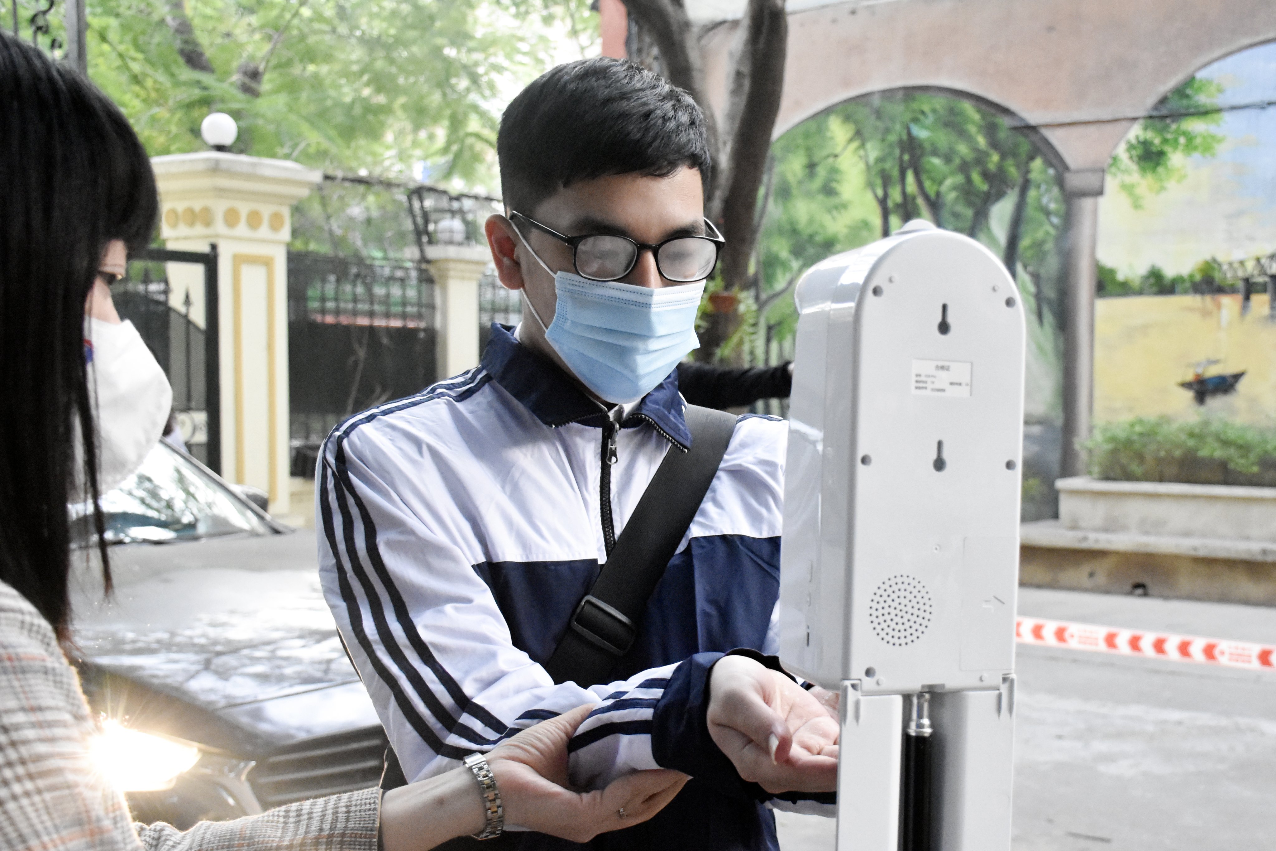 Học sinh trường THPT Việt Đức trong ngày đầu tiên trở lại trường Học sinh trường THPT Việt Đức trong ngày đầu tiên trở lại trường