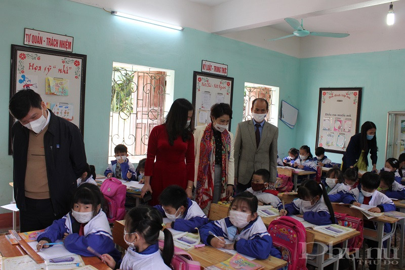 Các đại biểu  thăm động viên các học tập tốt hơn nữa