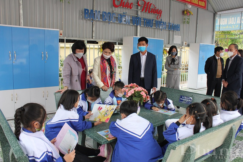 Từ ngày có thư viện ở sân trường, cứ mỗi giờ ra chơi các em học sinh lại tranh thủ đọc sách tham khảo, báo các loại. Thư viện xanh này giúp các em học sinh  nâng cao kiến thức trong học tập hơn