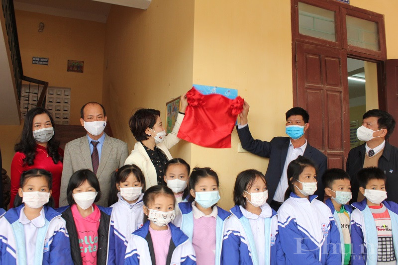 Cũng trong ngày, các đại biểu đã cắt băng khánh thành và bàn giao phòng học với 15 máy tính mới giúp các em có điều kiện học tập công nghệ thông tin tốt hơn