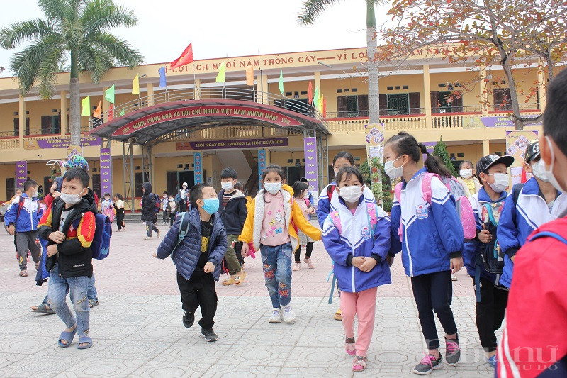 Các em học sinh hứng khởi sau một ngày được học tập trong mái trường Lê Mạnh Trinh