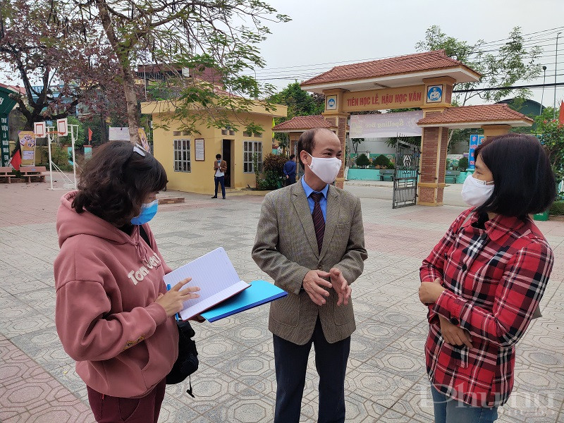 Trao đổi với Phóng viên Báo Phụ nữ Thủ đô, thầy giáo Bùi Khắc Hòa, Hiệu trưởng trường Tiểu học Lê Mạnh Trinh