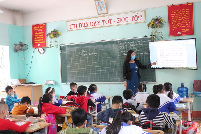 Bên cạnh đó, nhà trường trong đợt này cũng đã lắp đặt 6 tivi LG dạy học cho các con học sinh khối lớp 2 và 3