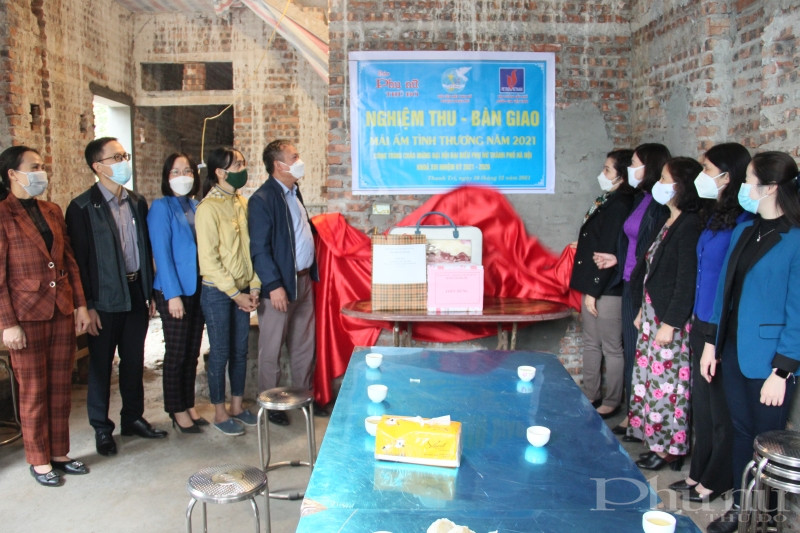 Đại diện lãnh đạo Báo Phụ nữ Thủ đô, Tập đoàn Dầu khí quốc gia Việt Nam và lãnh đạo một số ban, ngành, đoàn thể huyện Thanh Trì, xã Vạn Phúc thực hiện nghi thức khánh thành, bàn giao 