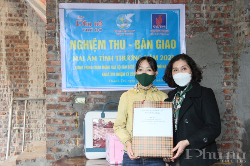 Tại buổi bàn giao, bà Lê Thị Hồng Minh cũng gửi tặng món quà của Báo tới chị Chử Thị Thiệp.