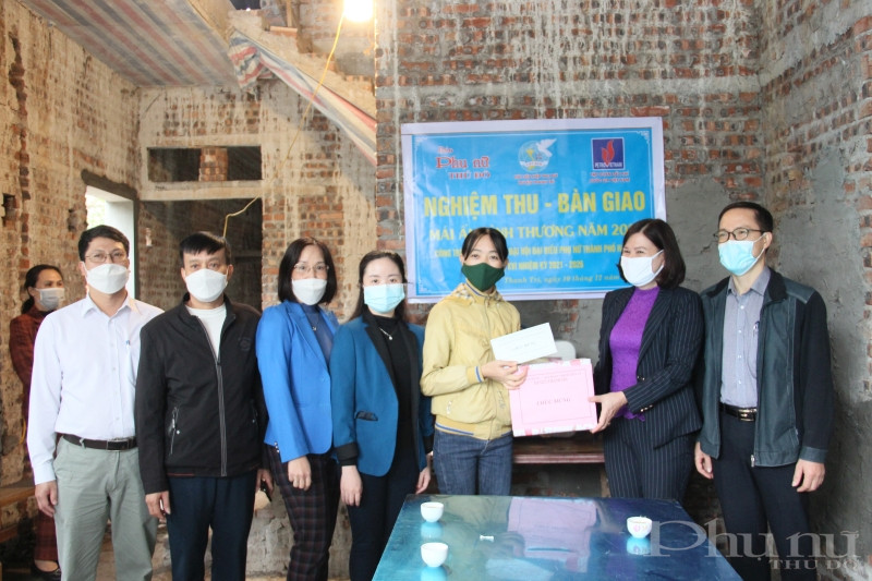 Hội LHPN huyện Thanh Trì và các ban ngành, đoàn thể cũng có món quà chúc mừng nhân dịp chị Chử Thị Thiệp có căn nhà mới khang trang.