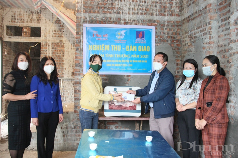 Đồng chí Đinh Quang Minh cùng đại diện Hội LHPN xã Vạn Phúc và các ban ngành, đoàn thể xã chúc mừng chị Thiệp.