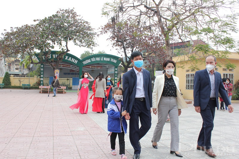 Các đại biểu cùng các em học sinh, các thầy cô giáo vô cùng phấn khởi trong buổi lễ bàn giao công trình