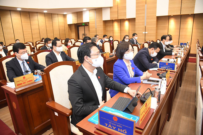 Các đại biểu bấm nút thông qua Nghị quyết