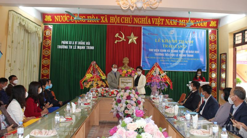 Đồng chí Lê Quỳnh Trang, Tổng biên tập báo Phụ nữ Thủ đô trao tặng bức tranh cho nhà trường trong buổi lễ bàn giao công trình