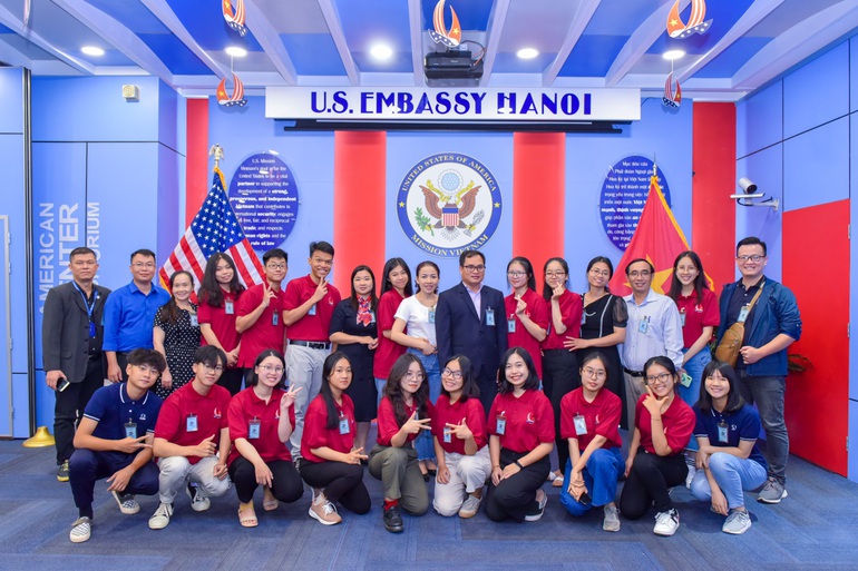 C&aacute;c đội tham dự v&ograve;ng chung kết tham quan Đại sứ qu&aacute;n Hoa Kỳ v&agrave; c&aacute;c trường Đại học tại H&agrave; Nội.