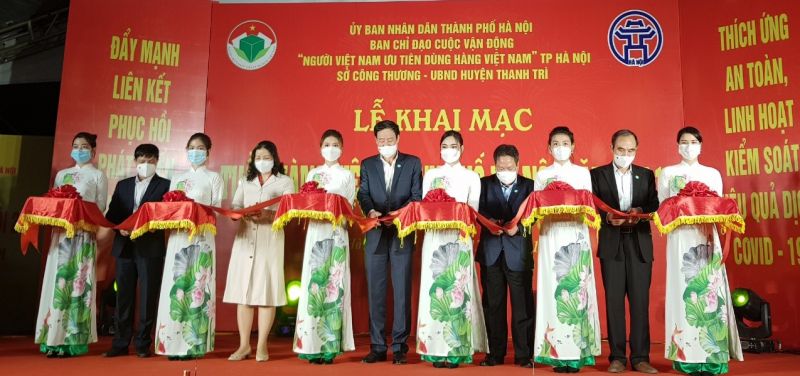 C&aacute;c đại biểu cắt băng khai mạc Tuần h&agrave;ng Việt th&agrave;nh phố H&agrave; Nội năm 2021 tại huyện Thanh Tr&igrave;