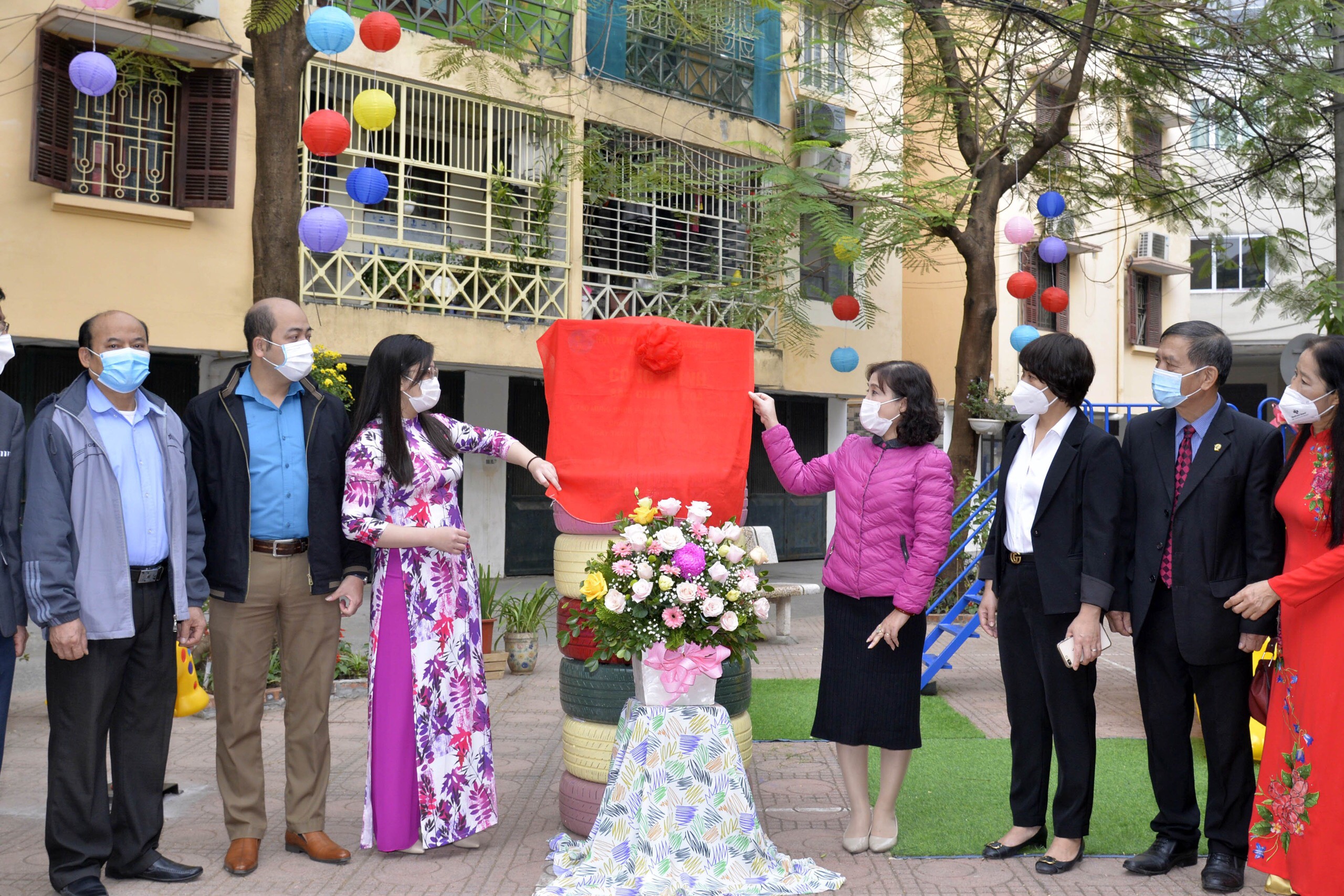 L&atilde;nh đạo quận Thanh Xu&acirc;n v&agrave; l&atilde;nh đạo phường Khương Mai mở biển c&ocirc;ng tr&igrave;nh "S&acirc;n chơi nở hoa"