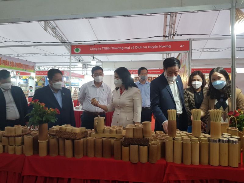 C&aacute;c đại biểu tham quan c&aacute;c gian h&agrave;ng