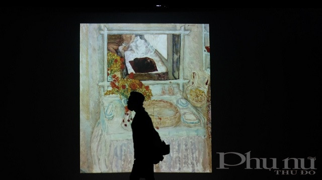 Tác phẩm “Nude in the Bath/ Người trong bồn tắm” (1936) của Pierre Bonnard được trình chiếu tại triển lãm “Yên lặng rực rỡ” (Ảnh: Hanoi Grapevine). Tác phẩm “Nude in the Bath/ Người trong bồn tắm” (1936) của Pierre Bonnard được trình chiếu tại triển lãm “Yên lặng rực rỡ” (Ảnh: Hanoi Grapevine).