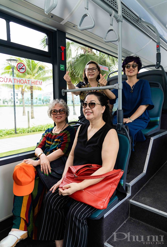 C&aacute;c h&agrave;nh kh&aacute;ch lớn tuổi đặc biệt th&iacute;ch th&uacute; với c&aacute;c t&iacute;nh năng th&ocirc;ng minh v&agrave; th&acirc;n thiện của xe bu&yacute;t điện VinBus