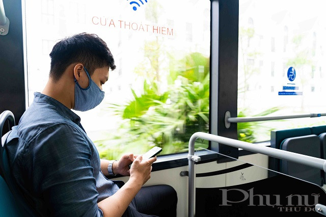 Xe bu&yacute;t điện của VinBus chinh phục c&aacute;c h&agrave;nh kh&aacute;ch trẻ tuổi nhờ hệ thống wifi miễn ph&iacute; v&agrave; cổng sạc USB cường độ 1A được bố tr&iacute; tại mỗi h&agrave;ng ghế.