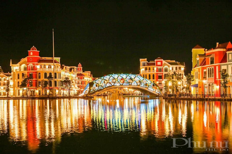 Sắc m&agrave;u Venice - show tr&igrave;nh diễn tr&ecirc;n mặt nước ho&agrave;nh tr&aacute;ng bậc nhất hiện nay.