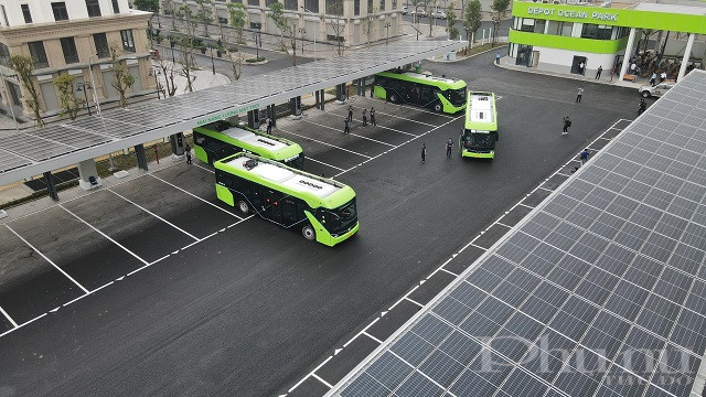 Kh&ocirc;ng chạy bằng xăng dầu, xe bu&yacute;t điện sẽ x&oacute;a tan nỗi &aacute;m ảnh về kh&oacute;i bụi &ocirc; nhiễm m&agrave; loại phương tiện n&agrave;y g&acirc;y ra. B&ecirc;n cạnh đ&oacute;, trạm Depot của VinBus c&ograve;n được vận h&agrave;nh bằng năng lượng sạch nhờ c&aacute;c tấm pin mặt trời bố tr&iacute; tr&ecirc;n m&aacute;i che.