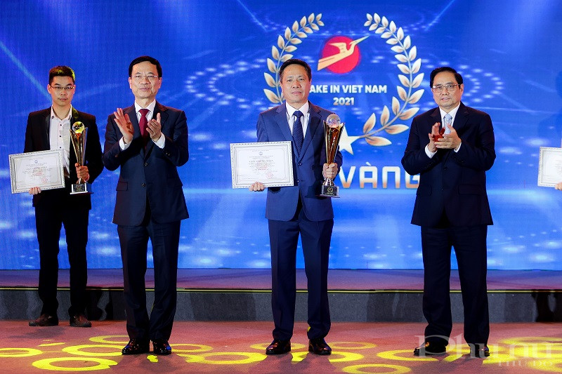 Chủ tịch HĐTV VNPT Tô Dũng Thái nhận giải Vàng Make in Viet Nam 2021 cho các sản phẩm công nghệ số của VNPT do Thủ tướng Phạm Minh Chính và Bộ trưởng Bộ Thông tin và Truyền thông Nguyễn Mạnh Hùng trao. Ảnh: Nguyễn Khánh Chủ tịch HĐTV VNPT Tô Dũng Thái nhận giải Vàng Make in Viet Nam 2021 cho các sản phẩm công nghệ số của VNPT do Thủ tướng Phạm Minh Chính và Bộ trưởng Bộ Thông tin và Truyền thông Nguyễn Mạnh Hùng trao. Ảnh: Nguyễn Khánh