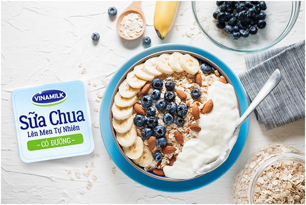 Một hũ sữa chua Vinamilk 100 gram được l&ecirc;n men tự nhi&ecirc;n từ 12 triệu men Bulgaricus ch&acirc;u &Acirc;u v&agrave; chứa nhiều th&agrave;nh phần dinh dưỡng như đạm, vitamin A, D3, kho&aacute;ng chất... khi sử dụng h&agrave;ng ng&agrave;y sẽ g&oacute;p phần bảo vệ hệ ti&ecirc;u h&oacute;a. Nguồn: Vinamilk