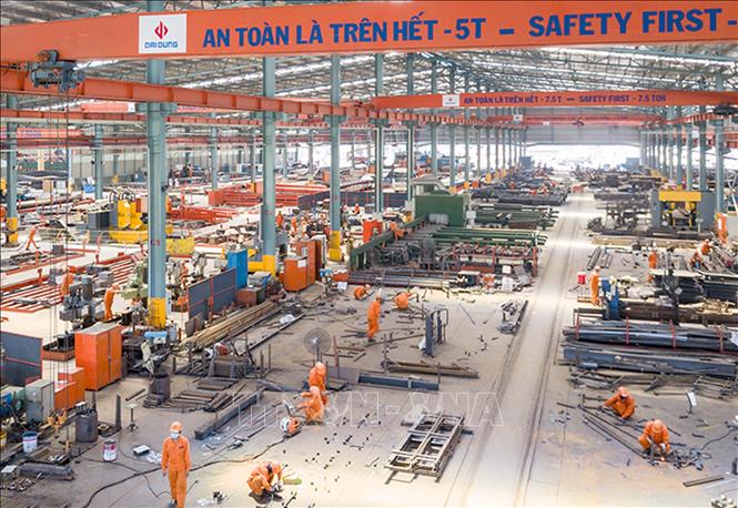 Công nhân lao động Công ty cổ phần Cơ khí xây dựng thương mại Đại Dũng tại khu Công nghiệp An Hạ, huyện Bình Chánh. Ảnh: Thanh Vũ/TTXVN