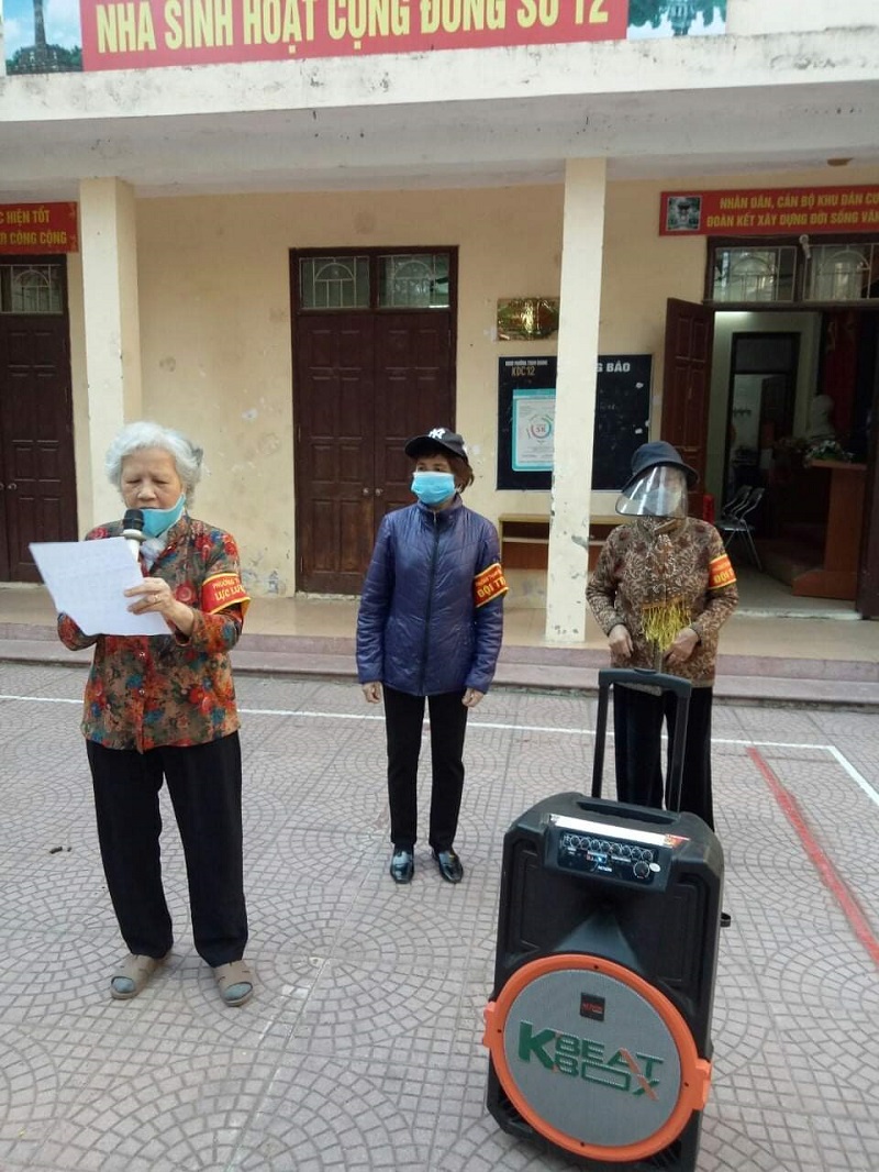 Cán bộ Hội tuyên truyền về phòng chống dịch Cán bộ Hội tuyên truyền về phòng chống dịch