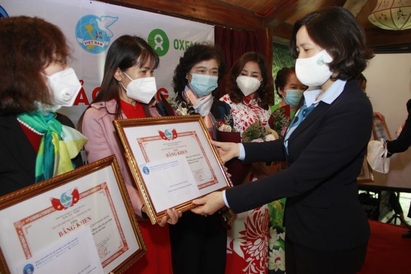 Đồng chí Lê Kim Anh, Thành ủy viên, Chủ tịch Hội LHPN Hà Nội  tặng Bằng khen