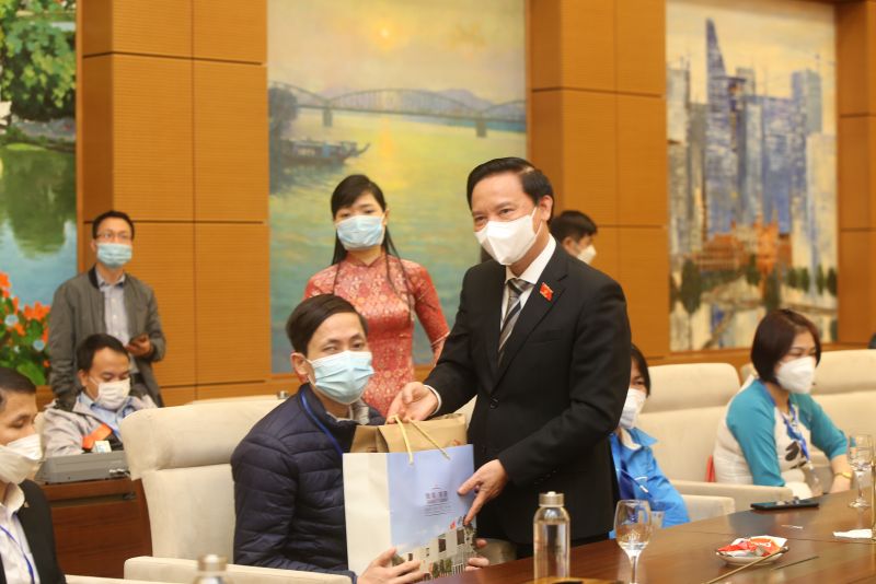 Ph&oacute; Chủ tịch Quốc hội Nguyễn Khắc Định đ&atilde; tặng qu&agrave; c&aacute;c đại biểu được tuy&ecirc;n dương trong chương tr&igrave;nh &ldquo;Tỏa s&aacute;ng nghị lực Việt&rdquo; năm 2021