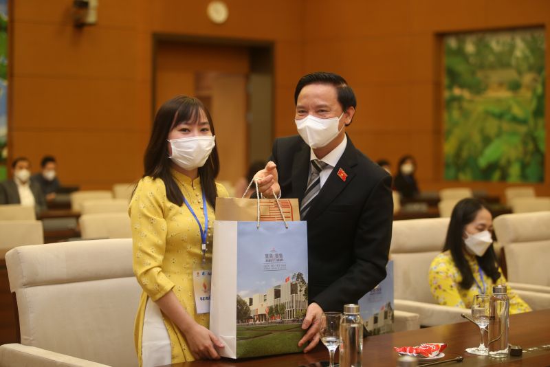 Chị Lương Kiều Th&uacute;y - c&ocirc; g&aacute;i khiếm th&iacute;nh mở &ldquo;tiệm giặt l&agrave; của người điếc&rdquo; giữa l&ograve;ng H&agrave; Nội tại buổi gặp gỡ Ph&oacute; Chủ tịch Quốc hội Nguyễn Khắc Định