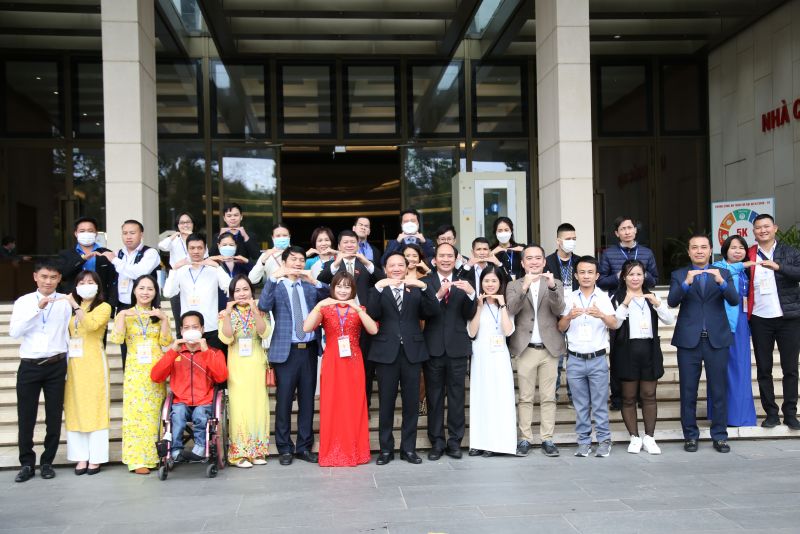 Ph&oacute; chủ tịch Quốc hội Nguyễn Khắc Định v&agrave; đo&agrave;n đại biểu người khuyết tật chụp ảnh với k&yacute; hiệu "b&igrave;nh đẳng" trước sảnh Nh&agrave; Quốc hội