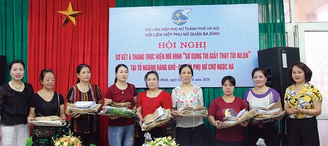 ội LHPN phát túi giấy với nhiều kích cỡ khác nhau cho đại diện các tổ, ngành hàng khô tại chợ Ngọc Hà (quận Ba Đình, Hà Nội), để thực hiện mô hình “Sử dụng túi giấy thay túi nylon”.