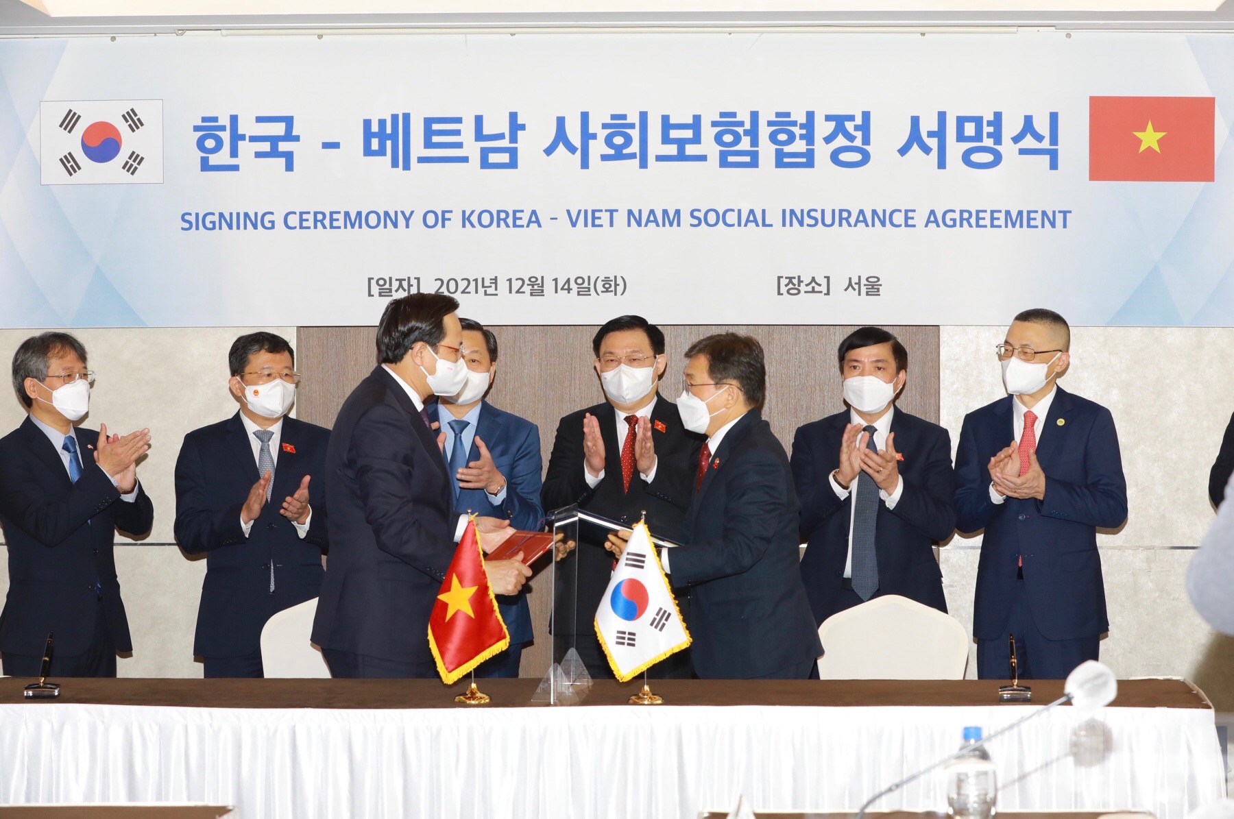 Hai bộ trưởng trao văn bản