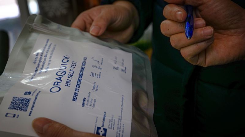 Bộ tự xét nghiệm sử dụng một lần bao gồm một que thử, một ống xét nghiệm, một giá đỡ và một hướng dẫn sử dụng bằng tiếng Việt. Khách hàng có thể làm xét nghiệm ở nhà hoặc ở bất cứ nơi nào họ thấy thoải mái và có kết quả trong vòng 20 phút.