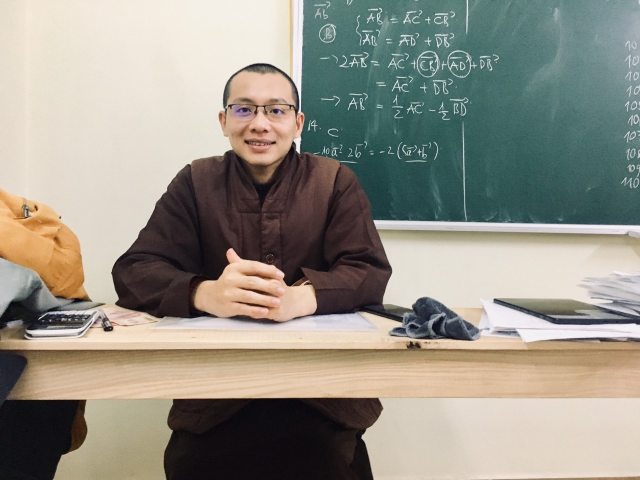 Thầy Th&iacute;ch Minh Tr&iacute; đ&atilde; tổ chức nhiều lớp học miễn ph&iacute; cho trẻ em ngh&egrave;o.